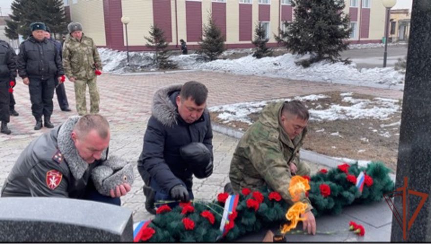 В Сибири прошли церемонии возложения цветов к памятникам героев, погибших при исполнении воинского и служебного долга